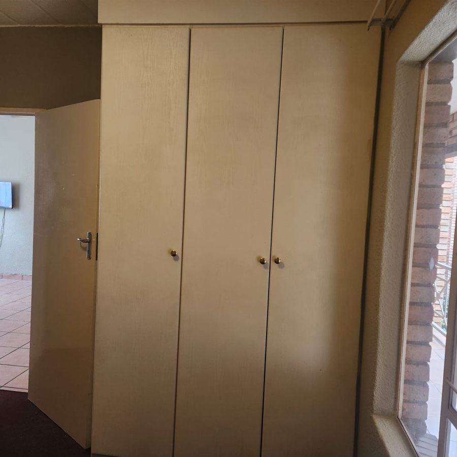 To Let 2 Bedroom Property for Rent in Kannoniers Park North West